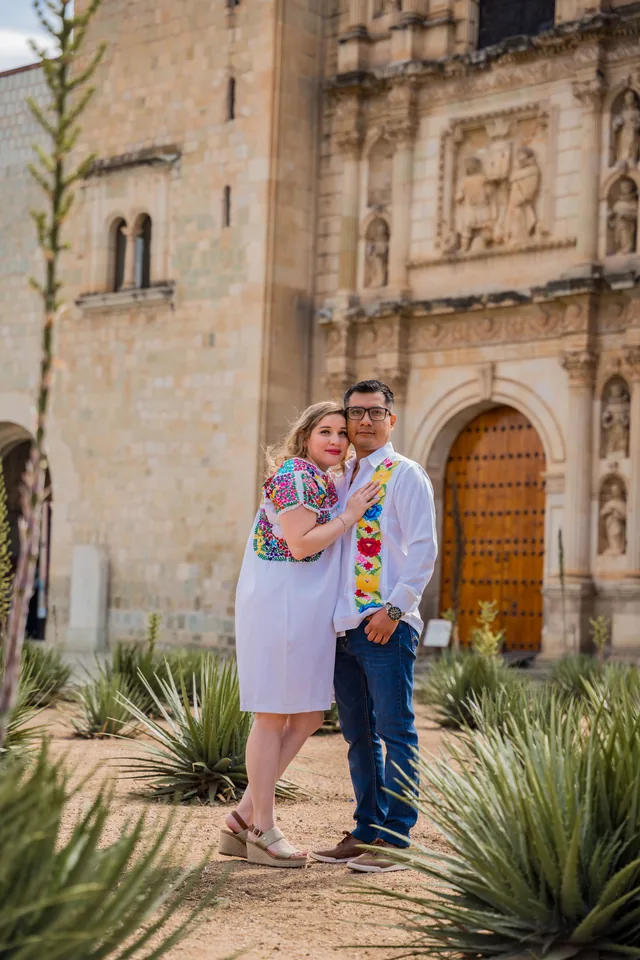 Maria Esthela y Pablo frente al templo de Santo Domingo