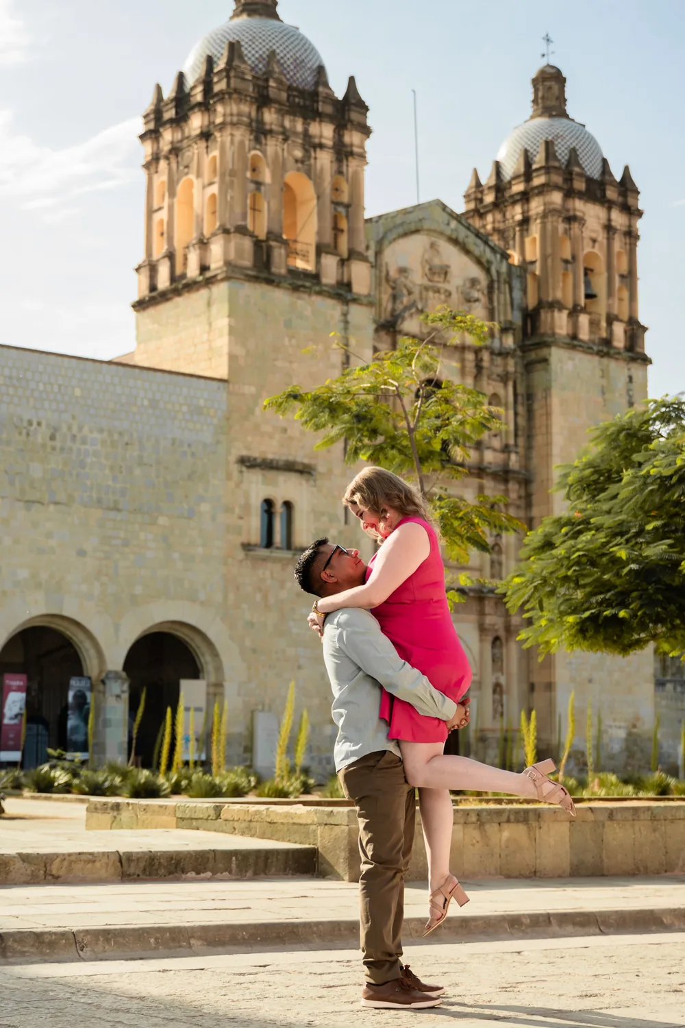 Pablo cargando a Maria Esthela frente al templo de Santo Domingo